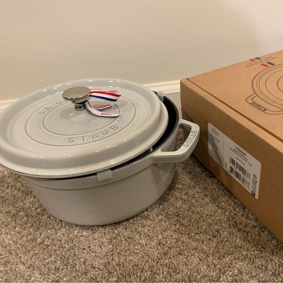 New Staub 4qt Dutch oven cocotte - Picture 1 of 4